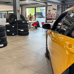 Das Autohaus beschäftigt mittlerweile 43 Mitarbeiter an zwei Standorten.(Bild:  Achter – VCG)