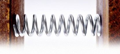 Druckfedern, teils auch Zugfedern, Schenkelfedern und Drahtbiegeteile erhalten zu den Federstahl-Eigenschaften durch eine nachträgliche Behandlung ergänzende Eigenschaften.(Bild:  Gutekunst)