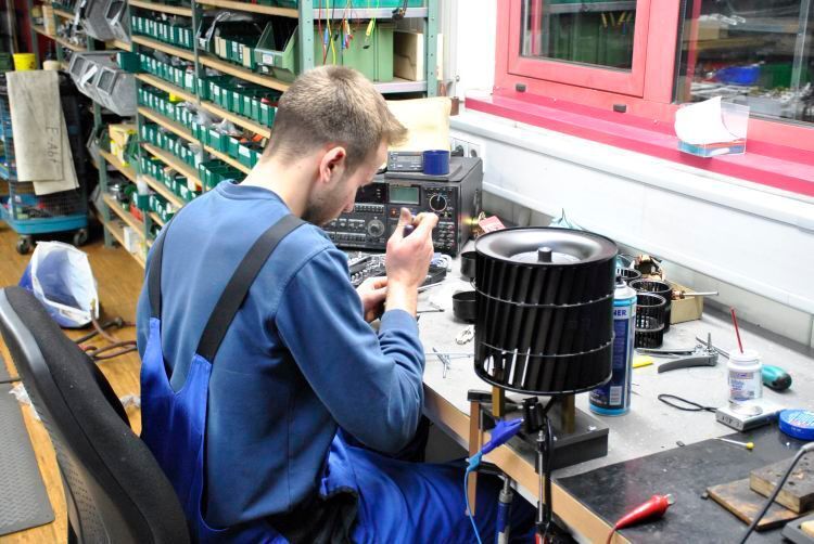 Manch ein Restaurierer steckt einen gebrauchten Elektromotor einfach wieder rein ins Fahrzeug,  so wie er ist, solange er funktioniert. Bei Kienle werden selbst solch scheinbare Nebensächlichkeiten wie der Antrieb eines Frischtluftgebläses zerlegt, befundet und überholt. (Dominsky/»kfz-betrieb«)