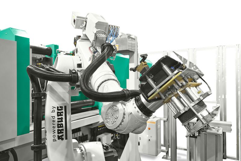 Der Sechs-Achs-Roboter ist über die Selogica-Steuerung vollständig in den Produktionsablauf integriert und erledigt alle Transport- und Handhabungsaufgaben zentral. (Bild: Arburg)