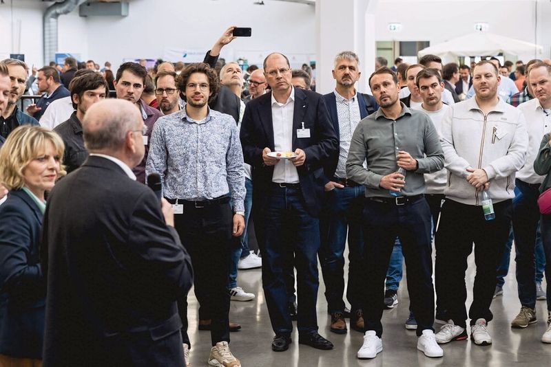 Ute Drescher, Chefredakteurin der Konstruktionspraxis, moderierte den Ausstellerrundgang in einer der Pausen. (Bild: Stefan Bausewein)