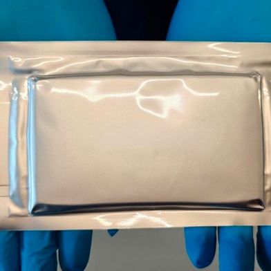 Am Fraunhofer ISE hergestellte Hochenergie-Pouchzelle mit siliziumdominierter Anode im gealterten Zustand nach 1000 Vollzyklen, die im Rahmen des ForschungsprojektsStr OboBatt entwickelt wurde. (Bild: Fraunhofer ISE)