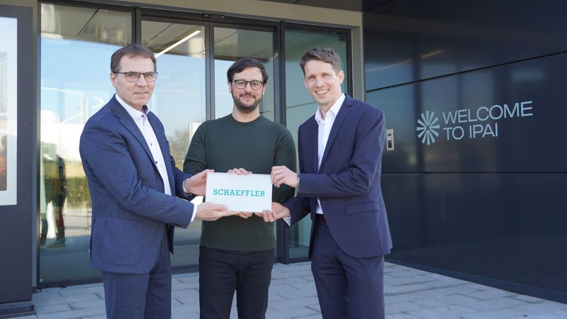 vlnr: Uwe Wagner, Vorstand Forschung und Entwicklung bei Schaeffler, Moritz Gräter, CEO bei IPAI, und Florian Krebs, Leiter Advanced Innovation bei Schaeffler, besiegelten die Kooperation. (Bild:  IPAI Management)