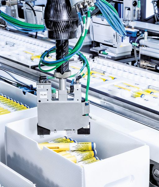 Perfect picking out of the bulk box — the newly developed 3D camera from Schubert makes it possible. It detects the exact position and layer height of the pens by scanning the complete top layer in the bulk box after each pick of the robot. This image allows the pens to be taken out of the box with high-level precision. (Schubert Packaging Systems)