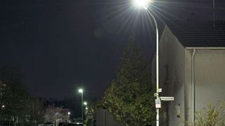 Die neuen Außenlampen, die in Maxdorf getestet werden, sparen nicht nur Strom, sondern strahlen auch deutlich heller. (Tanja Meißner/KIT)