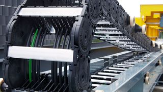 Roller Supported Chains (RSC) von Tsubaki Kabelschlepp sollen eine optimale Lösung für hohe Zusatzlasten und lange Verfahrwege darstellen; speziell im Bereich von über 200 Metern. (Bild: Tsubaki Kabelschlepp)