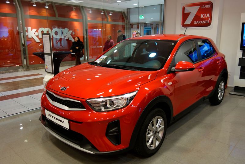 Geschäftsführer Bajram Bekirovski konzentriert sich vor allem auf klassische Stadtfahrzeuge wie den Stonic. (Bild: Wehner / »kfz-betrieb«)