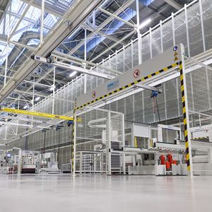 Für sein vollautomatisiertes Produktions-Pufferlager (Logistikmodul) in der Halle Nord in Graben-Neudorf hat SEW-EURODRIVE auf die Erfahrung und das Know-how der Sensor-Experten von Leuze und der Intralogistik-Experten von SIVAplan gesetzt. (Bild: Leuze)