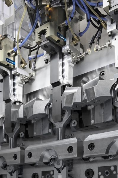 Um eine kollisionsfreie Beladung des vierspindligen Bearbeitungszentrums zu ermöglichen, sind die vielzahngeführten PGN-plus Universalgreifer mit besonders langen und steifen Greiferfingern ausgestattet. (Bild: Schunk)