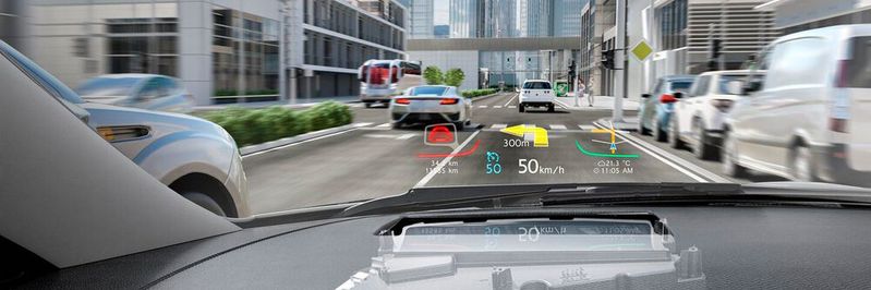 Sichtbar: Head-up-Displays blenden wichtige Informationen direkt in das Sichtfeld des Fahrers auf die Windschutzscheibe. So wird dieser nicht vom Verkehr abgelenkt.(Bild:  Continental)