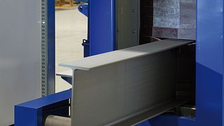 Die Auslaufseite der neuen Agtos-Strahlanlage Ocean Blasters mit einem gestrahlten Träger. (Bild: Agtos)