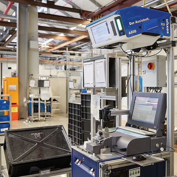 Ganz im Sinne von Industrie 4.0 überwacht ein elektronischer Assistent den Etikettierprozess von Kraftstoffleitungen. (Alexander Schmitt)