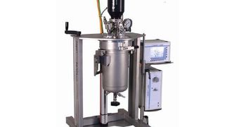 Der neue versoclave Druckreaktor von Büchi ist von drei Seiten frei zugänglich. (Archiv: Vogel Business Media)