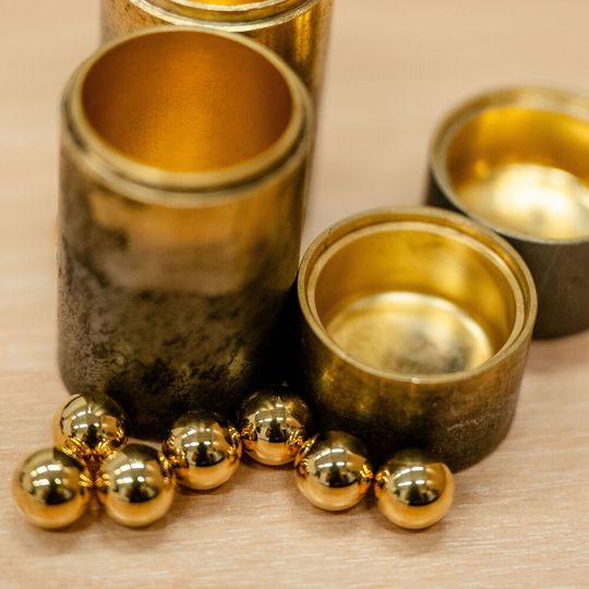 Mit Gold ausgekleidete Mahlbecher können Reaktionen ohne Lösungsmittel katalysieren.(Bild:  RUB/ Marquard)