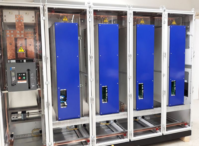 Ibp nutzt eine Mittelfrequenz-Schweißtechnik, die in kleineren Transformatoren und einer kürzeren Anbindung an die Maschine resultiert – somit werden etwa 15 bis 20 % weniger Energie benötigt und auch die Materialkosten sinken. (Bild: Ibp Industrie Electronic)