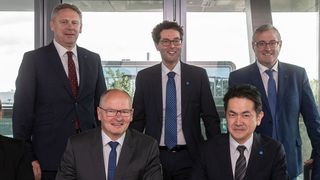 Vetreter von Horiba, Fuel Con und dem Bundesland Sachsen-Anhalt bei der Vertragsunterzeichnung der Übernahme. (Horiba)