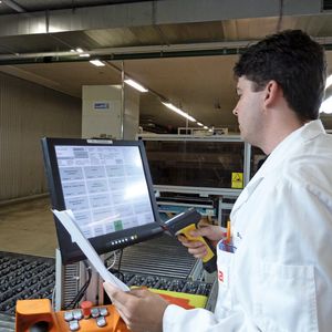 Bild 1: Die Produktionsmitarbeiter akzeptierten das neue System von Anfang an und sind sehr zufrieden mit den benutzerfreundlichen Oberflächen der Touchscreens.