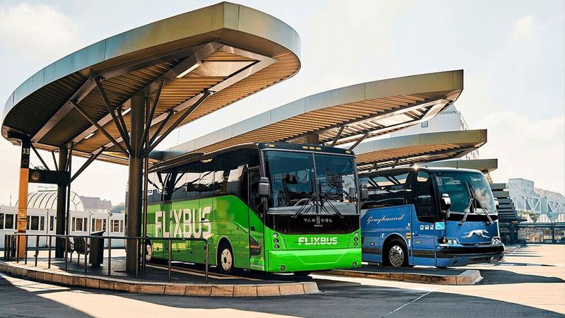 Zum Flix-Konzern gehören auch die international bekannten Greyhound-Fernbusse in den USA.