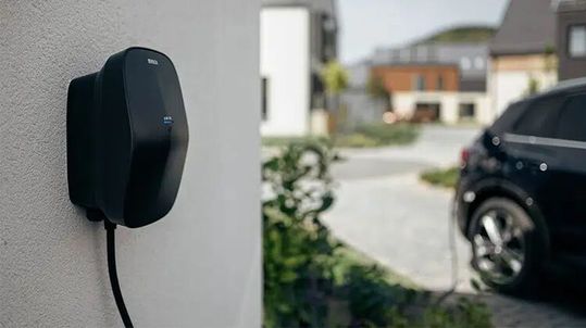 Das ist die Wallbox Evbox Livo, die aus nachhaltig hergestelltem Polycarbonat spritzgegossen werden. Das Material stammt von Covestro und vertritt die Makrolon-Produktreihe RE. Bioabfälle sind etwa die Ausgangssubstanzen dafür.(Bild:  Evbox / Covestro)