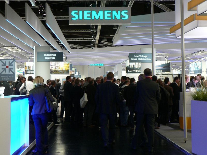 In Halle 2 tummelten sich die Fachbesucher wie jedes Jahr um den großen Siemensstand. (Archiv: Vogel Business Media)