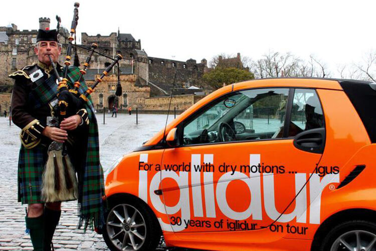 Am Edinburgh Castle lautschen wir den klängen eines Dudelsackspielers.  (igus GmbH)