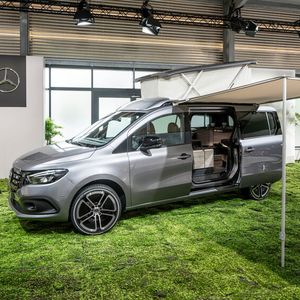 Sollen mehr als zwei Personen im Fahrzeug untergebraucht werden, kommt die Marco-Polo-Variante mit Aufstelldach ins Spiel.(Bild:  Mercedes-Benz)