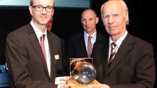 Marc Vathauer, Geschäftsführer der MSF Vathauer Antriebstechnik GmbH & Co. KG  (links), erhält aus den Händen von Herbert Sommer, Vorsitzender der Gesellschaftsversammlung der OstWestfalen Lippe GmbH (rechts) den OWL-Innovationspreis Marktvisionen 2013. (Bilder: Weidmüller)