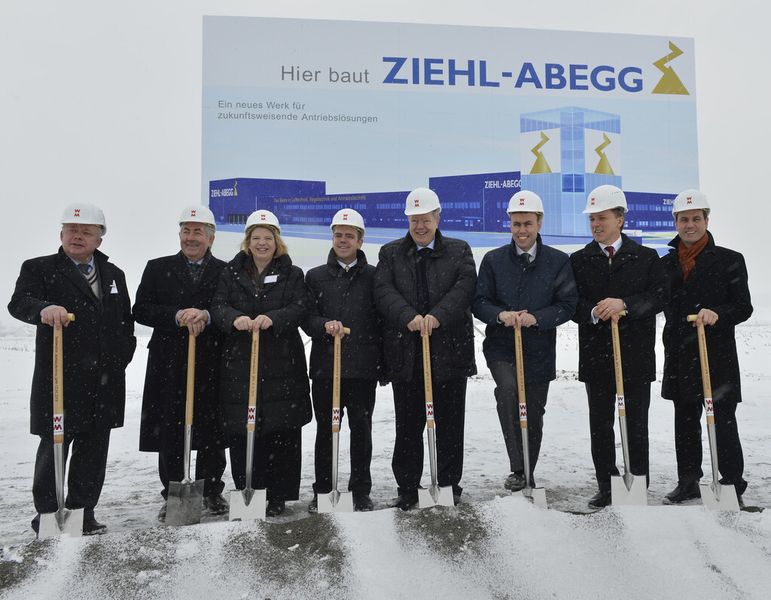 Spatenstich für das neue Elektromotorenwerk von Ziehl-Abegg, von links: Arnulf von Eyb (CDU-Landtagsabgeordneter Hohenlohekreis), Helmut M. Jahn (Landrat Hohenlohekreis), Sindia Ziehl (Gesellschafterin Ziehl-Abegg), Dennis Ziehl (Gesellschafter Ziehl-Abegg), Uwe Ziehl (Gesellschafter und Aufsichtsratsvorsitzender Ziehl-Abegg), Dr. Nils Schmid (Finanz- und Wirtschaftsminister Baden-Württemberg), Peter Fenkl (Vorstandsvorsitzender Ziehl-Abegg), Markus Knobel (Vorsitzender Zweckverband Gewerbepark Hohenlohe und Bürgermeister der Stadt Waldenburg). (Bild: Ziehl-Abegg)