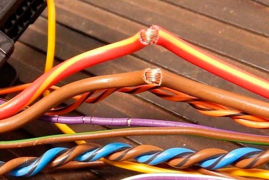 Wieder brandheiß! Bei vier BMW-Modellen aus den Baureihen 7 und 5, darunter auch Elektrovarianten, können aufgrund beschädigter Kabelbäume (Symbolbild) Brände entstehen. Lesen Sie hier, ob Sie auch betroffen sind ...(Bild:  J. Fildner)