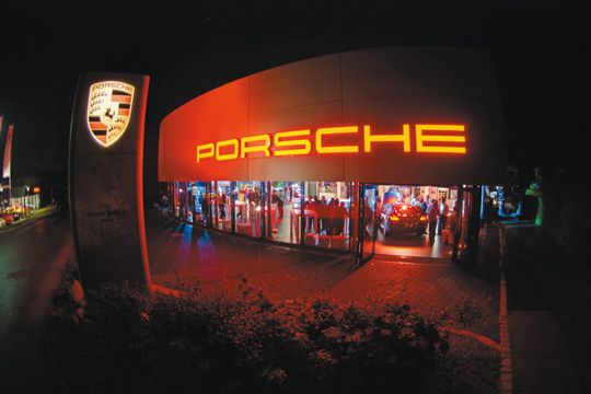 Aufwendige Umbau- und Erweitungsarbeiten lassen das Porsche-Zentrum im Inntal in neuem Glanz erstrahlen. (Archiv: Vogel Business Media)