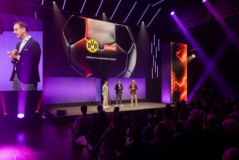 Was KI, den BVB, den Nürburgring und Lenovo verbindet, haben die Teilnehmer auf dem Lenovo Tech World Kick-off 2026 in Berlin erfahren.(Bild:  Michael Schwettmann)