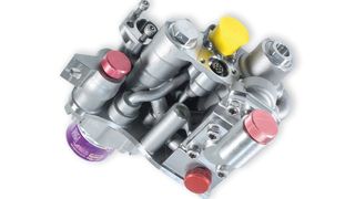 Der neue additiv gefertigte Ventilblock bietet die gleiche Leistung wie das konventionelle Bauteil, ist jedoch 35 % leichter und besteht aus einer Titan-Legierung.  (Liebherr)