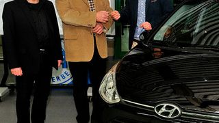 Der dritte im Bunde: (v.li.) Dirk Scheidt (Leiter Trainingszentrum), Peter Schumann (Inhaber Autohaus Schumann) und Niklas Burmester (Geschäftsführer Kfz-Verband Saarland). (Foto: Zietz)