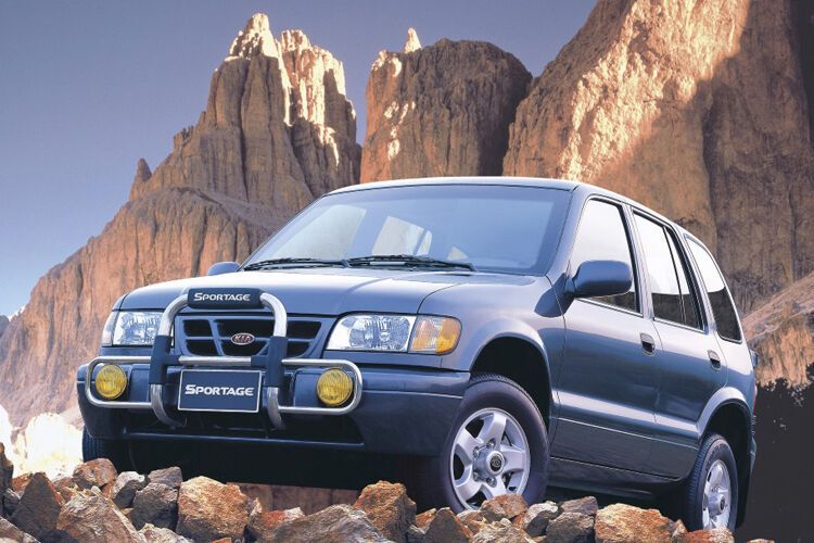 Ganz anders der Sportage. Das kompakte SUV lag bei seinem Start 1994 im Trend und hatte – anders als heute – noch wenig Konkurrenz. (Bild: Kia)