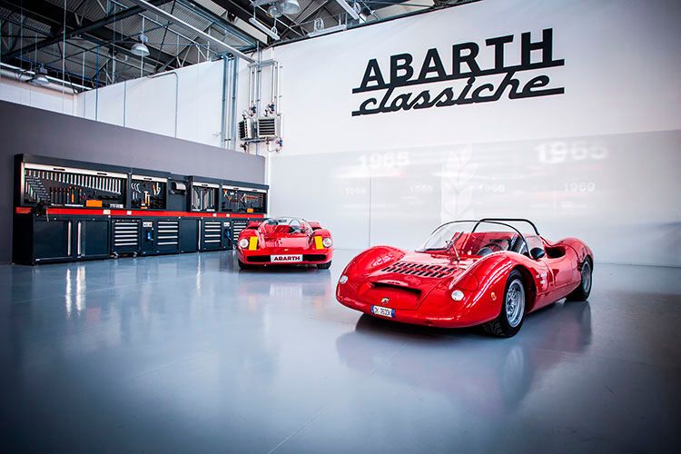 Klassische Abarth Autos: links ein Abarth Sport 2000 SP, davor ein SP 1000. (Foto: FCA)