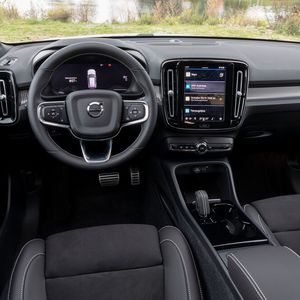 Der Innenraum ist skandinavisch-klar, die angezeigten Daten hat Volvo sinnvoll reduziert.(Bild:  Volvo)