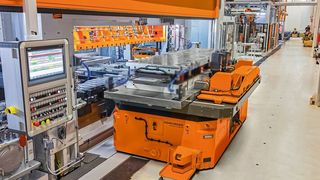 Automatisches Einbringen des Werkzeuges in das Presswerk. (Bild: Genkinger)