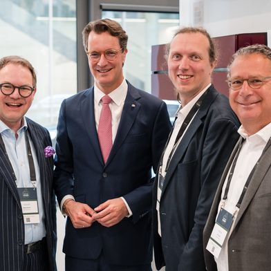 v.l.n.r.: Robert Kroth, Geschäftsführer Neues Bauen – 80 Sekunden; Hendrik Wüst, MdL, Ministerpräsident des Landes Nordrhein-Westfalen; Uwe Bigalke, Dena; Dror Peled, Mitsubishi 
Electric (Bild: Mert Rüttermann)