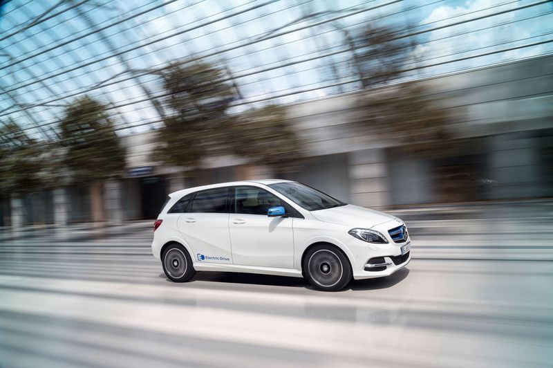 Auch die Mercedes B-Klasse ist als Elektrofahrzeug erhältlich, zum Preis von mindestens 39.150 Euro. Der B 250e wird von einem 132 kW/180 PS starken E-Motor angetrieben, der ihn bis auf 160 km/h beschleunigt. Die Akkus reichen für rund 200 Kilometer. (Daimler)