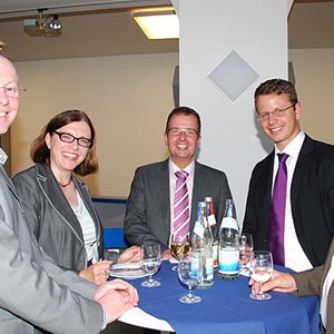 Fachsimpeln unter Kollegen macht Spaß: (v. li.) Michael Ostermaier (Autohaus Ostermaier), Prof. Anita Friedel-Beitz, Karsten Leisching (Autoschmitt Idstein), Mark Karpinski (Autoschmitt Frankfurt) und Klaus Kerscher (Autohaus Ostermaier).
