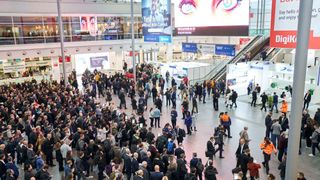 Vom 10. bis 13. November trifft sich die internationale Elektronikbranche erneut in München. Das Bild zeigt den Besucherandrang auf der electronica 2024. (Bild: Messe München GmbH)