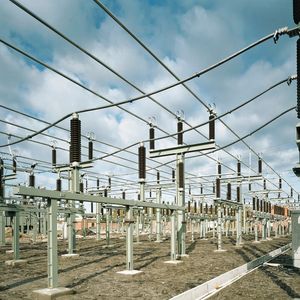 Bild 1: Die Steuerung der Stromversorgung wird wegen der fluktuierenden Einspeisung von Wind- oder Solarenergie immer schwieriger. Eine Möglichkeit zur Abhilfe bietet das Lastmanagement.