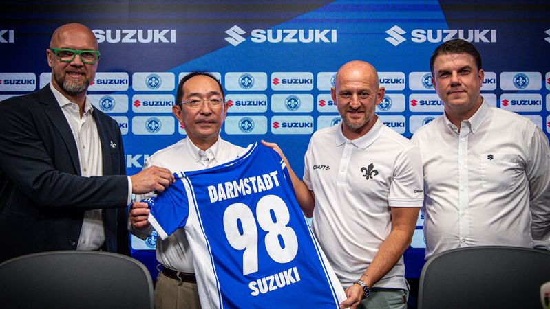 (v. l.) Martin Kowalewski, Geschäftsführer Marketing und Vertrieb SV Darmstadt 1898, Kazuyuki Yamashita, Managing Director Suzuki Deutschland, SV-Darmstadt-Cheftrainer Torsten Lieberknecht und Daniel Schnell, Deputy Managing Director Suzuki Deutschland.(Bild:  Suzuki)
