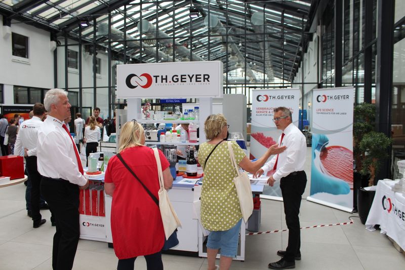 Impressionen der Lab-Supply Berlin vom 13. Juni 2019  In den Hallen des Estrel-Hotels in Berlin Neu-Kölln konnten Besucher der Lab-Supply mit den Ausstellern ins Gespräch kommen. Hier sind einige Impressionen vom Messetag sowie Besucherstimmen für Sie zusammengestellt. Die nächste Lab-Supply ist am 28. August 2019 in Dresden. Weitere Infos zu den kommenden Lab-Supply-Messen finden Sie auf www.lab-supply.info.   Lese-Empfehlung: Nachbericht zum erfolgreichen Auftakt der Lab-Supply in Wien. (Bild: LABORPRAXIS, C. Lüttmann)