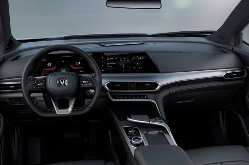 Der Innenraum ist aufgeräumt und modern eingerichtet. (Bild: Changan)