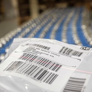 Damit die Waren am richtigen Ort ankommen, sind exakte Angaben nötig. Der Code enthält unter anderem die Kofferraum-ID des Smart-Fahrers.(Bild:  Daimler)