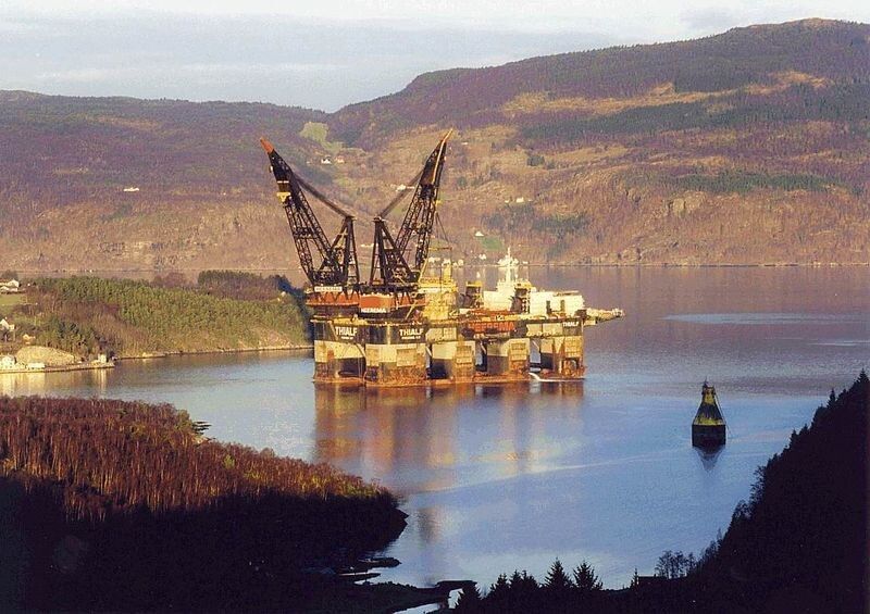 Die Thialf ist ein Hochsee-Arbeitsschiff, das in der Offshore-Industrie zum Einsatz kommt. Sein Name stammt ab von „Thialfi“, dem Diener des Donnergottes Thor. Seine technischen Daten sind beeindruckend: Die Gesamtlänge der Thialf misst gut 200 Meter, bei einer Breite von knapp 90 Meter. Das entspricht den Ausmaßen von zwei Fußballfeldern. Thialf verfügt über zwei Kräne, die im Doppelhub bis zu 14.200 Tonnen heben können. (Bild: Heerema Marine Contractors)