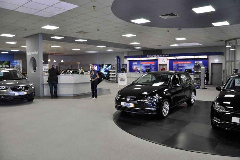 Der Showroom wirkt mit einem neuen Fußboden und LED-Tageslichtlampen einladend. An einigen Stellen hat man in das Dach sogar Lichtschächte eingesetzt. (Schreiner / »kfz-betrieb«)