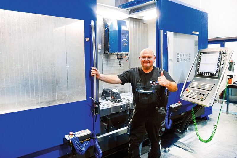 Uwe Ebertz, Geschäftsführer der Metallverarbeitung Uwe Ebertz GmbH, ist mit seiner Tiltenta 7-3200 von Hedelius sichtlich zufrieden. (Hedelius)