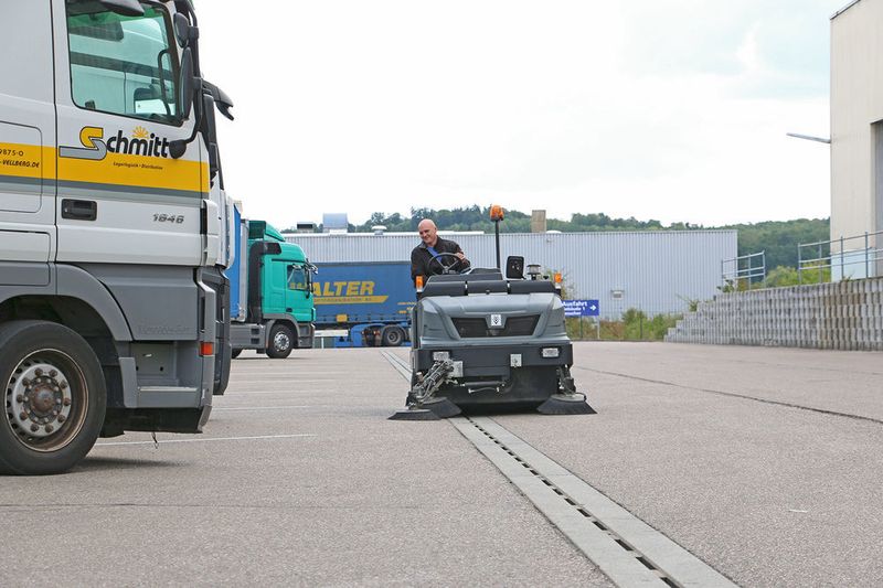 Der Außenbereich bei Schmitt Logistik wird regelmäßig mit einer Industriekehrmaschine KM 150/500 mit Dieselantrieb sowohl von feinem Kehrgut als auch von grobem Schmutz befreit. (Bild: Kärcher)